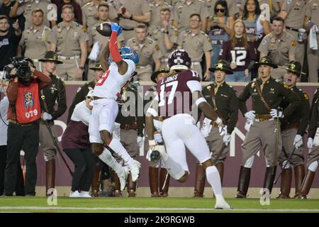 College Station, Texas, États-Unis. 29th octobre 2022. Le grand receveur Dayton Wade du Mississippi Rebels #19 saisit le ballon et marque un touchdown pendant le match entre les Aggies de l'Université A&M du Texas et les rebelles de l'Université du Mississippi à Kyle Field, à College Station, au Texas. Aggies mène la première moitié contre les rebelles, 14-10. Patrick Green/CSM/Alamy Live News Banque D'Images