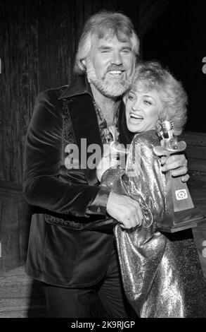 Kenny Rogers et Barbara Mandrell à l'Académie annuelle de musique country 13th 12 avril 1978 Credit: Ralph Dominguez/MediaPunch Banque D'Images