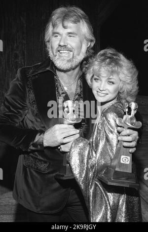 Kenny Rogers et Barbara Mandrell à l'Académie annuelle de musique country 13th 12 avril 1978 Credit: Ralph Dominguez/MediaPunch Banque D'Images