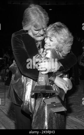 Kenny Rogers et Barbara Mandrell à l'Académie annuelle de musique country 13th 12 avril 1978 Credit: Ralph Dominguez/MediaPunch Banque D'Images