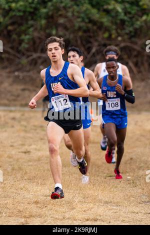 Abbotsford, Canada. 29th octobre 2022. John Perrier, de l'UBC Thunderbirds, participe à la course masculine aux Championnats de cross-country du Canada Ouest 2022. Credit: Zhengmu Wang/Alay Live News Banque D'Images