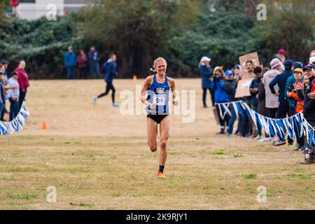 Abbotsford, Canada. 29th octobre 2022. Kiana Gibson de UBC Thunderbirds remporte la course féminine aux Championnats canadiens de cross-country de l'Ouest 2022. Credit: Zhengmu Wang/Alay Live News Banque D'Images