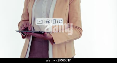 Les mains d'une femme d'affaires tapant sur une tablette avec icône de contact de communication, E-mail, numéro de téléphone, groupe de médias sociaux. Banque D'Images