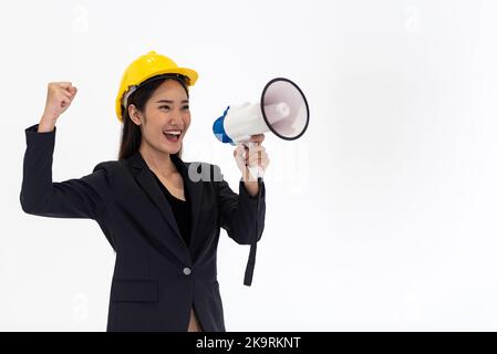 Femme asiatique tenant un mégaphone criant à haute voix avec un espace de copie, isolée sur fond blanc. Banque D'Images