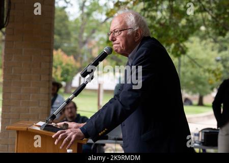 San Marcos, Texas, États-Unis. 29th octobre 2022. Le sénateur démocrate américain BERNIE SANDERS (D-VT) s'adresse à une foule avant de traverser Sewell Park jusqu'à un bureau de vote sur le campus de l'État du Texas et de participer au rassemblement des votes sur 29 octobre 2022. Le rassemblement a eu lieu sur le campus de l'État du Texas avant les élections cruciales de mi-mandat de novembre. (Image de crédit : © Bob Daemmrich/ZUMA Press Wire) Banque D'Images