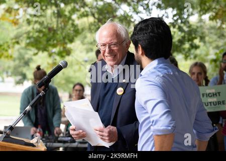 San Marcos, Texas, États-Unis. 29th octobre 2022. Le sénateur démocrate américain BERNIE SANDERS (D-VT) s'adresse à une foule avant de traverser Sewell Park jusqu'à un bureau de vote sur le campus de l'État du Texas et de participer au rassemblement des votes sur 29 octobre 2022. Le rassemblement a eu lieu sur le campus de l'État du Texas avant les élections cruciales de mi-mandat de novembre. (Image de crédit : © Bob Daemmrich/ZUMA Press Wire) Banque D'Images