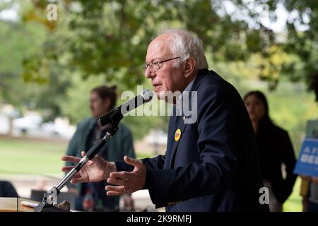 San Marcos, Texas, États-Unis. 29th octobre 2022. Le sénateur démocrate américain BERNIE SANDERS (D-VT) s'adresse à une foule avant de traverser Sewell Park jusqu'à un bureau de vote sur le campus de l'État du Texas et de participer au rassemblement des votes sur 29 octobre 2022. Le rassemblement a eu lieu sur le campus de l'État du Texas avant les élections cruciales de mi-mandat de novembre. (Image de crédit : © Bob Daemmrich/ZUMA Press Wire) Banque D'Images