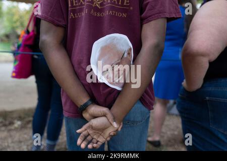 San Marcos, Texas, États-Unis. 29th octobre 2022. Un homme tient une découpe du sénateur démocrate américain BERNIE SANDERS (D-VT) à Sewell Park jusqu'à un bureau de vote sur le campus de l'État du Texas et obtient le rassemblement de vote sur 29 octobre 2022. Le rassemblement a eu lieu sur le campus de l'État du Texas avant les élections cruciales de mi-mandat de novembre. (Image de crédit : © Bob Daemmrich/ZUMA Press Wire) Banque D'Images