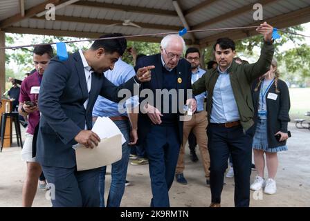 San Marcos, Texas, États-Unis. 29th octobre 2022. Le sénateur démocrate américain BERNIE SANDERS, r, (D-VT) traverse Sewell Park jusqu'à un bureau de vote sur le campus de l'État du Texas et obtient le rassemblement de vote sur 29 octobre 2022. Le rassemblement a eu lieu sur le campus de l'État du Texas avant les élections cruciales de mi-mandat de novembre. (Image de crédit : © Bob Daemmrich/ZUMA Press Wire) Banque D'Images