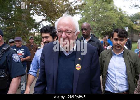 San Marcos, Texas, États-Unis. 29th octobre 2022. Le sénateur démocrate américain BERNIE SANDERS, r, (D-VT) traverse Sewell Park jusqu'à un bureau de vote sur le campus de l'État du Texas et obtient le rassemblement de vote sur 29 octobre 2022. Le rassemblement a eu lieu sur le campus de l'État du Texas avant les élections cruciales de mi-mandat de novembre. (Image de crédit : © Bob Daemmrich/ZUMA Press Wire) Banque D'Images