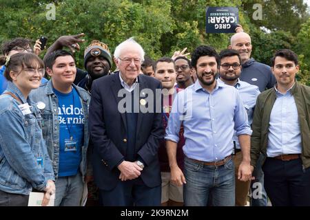 San Marcos, Texas, États-Unis. 29th octobre 2022. Le sénateur démocrate américain BERNIE SANDERS, l, (D-VT) traverse Sewell Park jusqu'à un bureau de vote sur le campus de l'État du Texas et se rend au rassemblement de vote sur 29 octobre 2022. Avec le candidat démocrate à la Chambre GREG CASAR. Le rassemblement a eu lieu sur le campus de l'État du Texas avant les élections cruciales de mi-mandat de novembre. Casar est un ancien membre du conseil municipal d'Austin. (Image de crédit : © Bob Daemmrich/ZUMA Press Wire) Banque D'Images