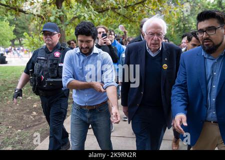 San Marcos, Texas, États-Unis. 29th octobre 2022. Le sénateur démocrate américain BERNIE SANDERS, r, (D-VT) traverse Sewell Park jusqu'à un bureau de vote sur le campus de l'État du Texas et se rend au rassemblement de vote sur 29 octobre 2022. Avec le candidat démocrate à la Chambre GREG CASAR, l. Le rassemblement a eu lieu sur le campus de l'État du Texas avant les élections cruciales de mi-mandat de novembre. Casar est un ancien membre du conseil municipal d'Austin. (Image de crédit : © Bob Daemmrich/ZUMA Press Wire) Banque D'Images