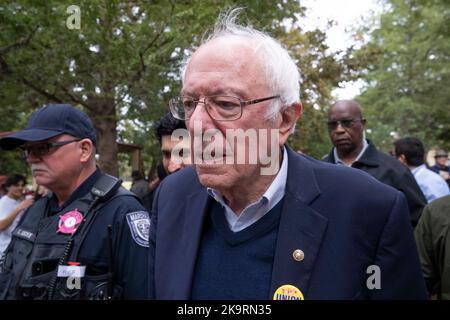 San Marcos, Texas, États-Unis. 29th octobre 2022. Le sénateur démocrate américain BERNIE SANDERS, r, (D-VT) traverse Sewell Park jusqu'à un bureau de vote sur le campus de l'État du Texas et obtient le rassemblement de vote sur 29 octobre 2022. Le rassemblement a eu lieu sur le campus de l'État du Texas avant les élections cruciales de mi-mandat de novembre. (Image de crédit : © Bob Daemmrich/ZUMA Press Wire) Banque D'Images