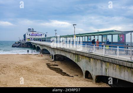 Vue sur la fin de la jetée de Bournemouth à Dorset, Royaume-Uni, le matin de l'automne Banque D'Images