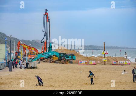 De la machinerie lourde sur la plage de bournemouth dans Dorset Royaume-Uni que la plage est fermée pour permettre le remplacement des grins. Banque D'Images