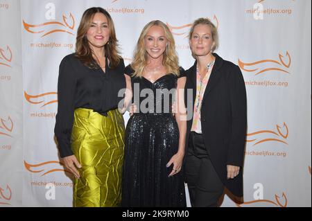 New York, États-Unis. 29th octobre 2022. (G-D) Mariska Hargitay, Tracy Pollan et Ali Wentworth assistent au gala de la Fondation Michael J. Fox pour la recherche sur la maladie de Parkinson à Cipriani South Street, New York, NY, 29 octobre 2022. (Photo par Anthony Behar/Sipa USA) crédit: SIPA USA/Alay Live News Banque D'Images