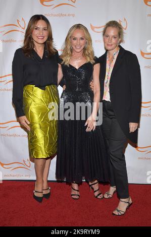 New York, États-Unis. 29th octobre 2022. (G-D) Mariska Hargitay, Tracy Pollan et Ali Wentworth assistent au gala de la Fondation Michael J. Fox pour la recherche sur la maladie de Parkinson à Cipriani South Street, New York, NY, 29 octobre 2022. (Photo par Anthony Behar/Sipa USA) crédit: SIPA USA/Alay Live News Banque D'Images