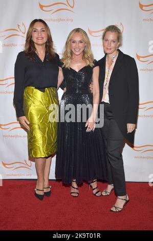 New York, États-Unis. 29th octobre 2022. (G-D) Mariska Hargitay, Tracy Pollan et Ali Wentworth assistent au gala de la Fondation Michael J. Fox pour la recherche sur la maladie de Parkinson à Cipriani South Street, New York, NY, 29 octobre 2022. (Photo par Anthony Behar/Sipa USA) crédit: SIPA USA/Alay Live News Banque D'Images