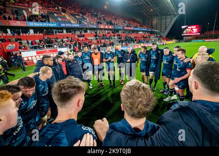Limerick, Irlande. 30th octobre 2022. Les joueurs d'Ulster dans un caucus lors du match de rugby de championnat Uni de 7 entre Munster Rugby et Ulster Rugby au parc Thomond de Limerick, Irlande sur 29 octobre 2022 (photo par Andrew SURMA/ Credit: SIPA USA/Alay Live News Banque D'Images