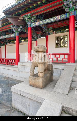 Sculpture de lion en pierre, symbole de protection et pouvoir dans l'Asie orientale en particulier la Chine Banque D'Images