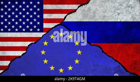 Les États-Unis, la Russie et l'Union européenne arborent un drapeau sur un mur texturé. Relations entre la Russie, l'UE et les États-Unis d'Amérique Banque D'Images
