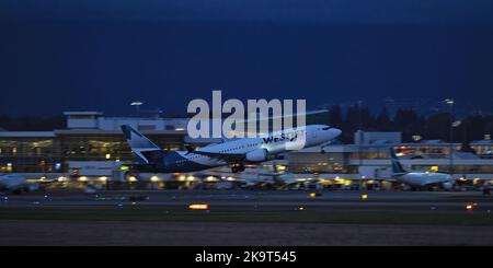 Richmond, Colombie-Britannique, Canada. 28th octobre 2022. Un avion de ligne Boeing 737-8 MAX (C-GLWS) de WestJet Airlines en vol au crépuscule depuis l'aéroport international de Vancouver. (Image de crédit : © Bayne Stanley/ZUMA Press Wire) Banque D'Images