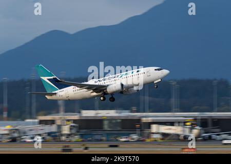 Richmond, Colombie-Britannique, Canada. 28th octobre 2022. Un avion de ligne Boeing 737-700 de WestJet Airlines (C-FWSK) part de l'aéroport international de Vancouver. (Image de crédit : © Bayne Stanley/ZUMA Press Wire) Banque D'Images