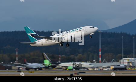 Richmond, Colombie-Britannique, Canada. 28th octobre 2022. Un avion de ligne Boeing 737-700 de WestJet Airlines (C-GWSP) part de l'aéroport international de Vancouver. (Image de crédit : © Bayne Stanley/ZUMA Press Wire) Banque D'Images