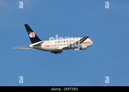 Richmond, Colombie-Britannique, Canada. 28th octobre 2022. Un Boeing 767 -200ER de Cargojet Airways (C-FOIJ) aéroporté après le départ de l'aéroport international de Vancouver. (Image de crédit : © Bayne Stanley/ZUMA Press Wire) Banque D'Images