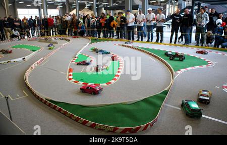 Prague, République tchèque. 29th octobre 2022. Les gens jouent à des maquettes de voitures télécommandées lors du Festival de l'automobile de Prague 11th à Prague, en République tchèque, le 29 octobre 2022. Le festival de deux jours a ouvert ici samedi, avec une large gamme de voitures et de motos. Crédit: Dana Kesnerova/Xinhua/Alamy Live News Banque D'Images