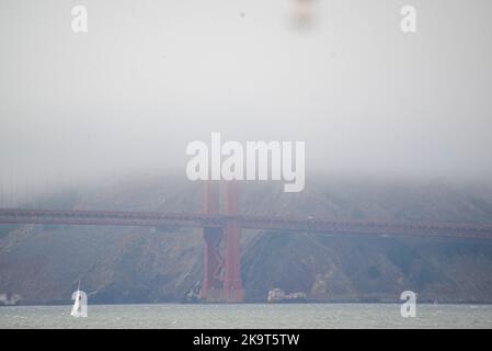 Une image du pont de la porte d'or lors d'une journée de brouillard. Banque D'Images