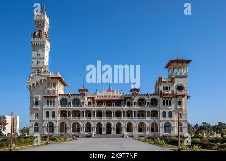 Le Palais Montazah et les jardins adjacents à la mer Méditerranée à Alexandrie en Égypte. Le palais est de conception mauresque. Banque D'Images