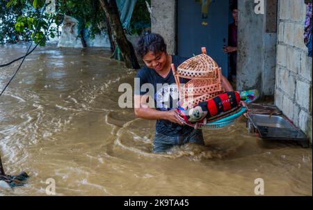 Quezon City, RCN, Philippines. 30th octobre 2022. Philippines: À Barangay Bagong Silangan Quezon City a évacué un total de 1 276 familles vivant près de la rivière San Mateo en raison de la hausse des niveaux d'eau causée par le signal #3 typhon Paeng avec le nom international Nalgae. 29 octobre 2022. Photo: EddCastro/Pacific Press (image de crédit: © EDD Castro/Pacific Press via ZUMA Press Wire) crédit: ZUMA Press, Inc./Alay Live News Banque D'Images