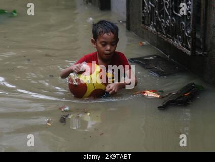 Quezon City, RCN, Philippines. 30th octobre 2022. Philippines: À Barangay Bagong Silangan Quezon City a évacué un total de 1 276 familles vivant près de la rivière San Mateo en raison de la hausse des niveaux d'eau causée par le signal #3 typhon Paeng avec le nom international Nalgae. 29 octobre 2022. Photo: EddCastro/Pacific Press (image de crédit: © EDD Castro/Pacific Press via ZUMA Press Wire) crédit: ZUMA Press, Inc./Alay Live News Banque D'Images