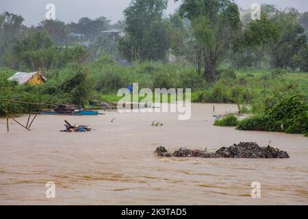 Quezon City, RCN, Philippines. 30th octobre 2022. Rizal, Philippines: La rivière San Mateo continue de monter à la suite de fortes pluies dues au typhon Paeng le 29 octobre 2022. Photo: EDD Castro/Pacific Press (image de crédit: © EDD Castro/Pacific Press via ZUMA Press Wire) crédit: ZUMA Press, Inc./Alay Live News Banque D'Images