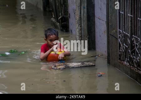 Quezon City, RCN, Philippines. 30th octobre 2022. Philippines: À Barangay Bagong Silangan Quezon City a évacué un total de 1 276 familles vivant près de la rivière San Mateo en raison de la hausse des niveaux d'eau causée par le signal #3 typhon Paeng avec le nom international Nalgae. 29 octobre 2022. Photo: EddCastro/Pacific Press (image de crédit: © EDD Castro/Pacific Press via ZUMA Press Wire) crédit: ZUMA Press, Inc./Alay Live News Banque D'Images