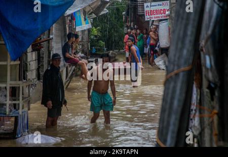 Quezon City, RCN, Philippines. 30th octobre 2022. Philippines: À Barangay Bagong Silangan Quezon City a évacué un total de 1 276 familles vivant près de la rivière San Mateo en raison de la hausse des niveaux d'eau causée par le signal #3 typhon Paeng avec le nom international Nalgae. 29 octobre 2022. Photo: EddCastro/Pacific Press (image de crédit: © EDD Castro/Pacific Press via ZUMA Press Wire) crédit: ZUMA Press, Inc./Alay Live News Banque D'Images