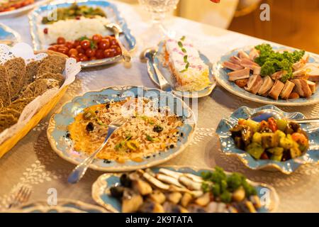 Servi pour une table de banquet. Images de la table de banquet. Longues tables à dîner recouvertes de tissu blanc Banque D'Images