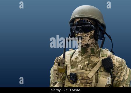 Membre d'élite des Rangers de l'Armée en casque et lunettes noires. Prise de vue en studio, arrière-plan noir foncé, vue de l'appareil photo, contraste foncé Banque D'Images