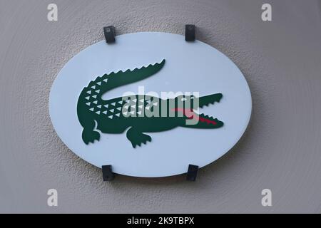 Maasmwechelen, Limbourg, Belgique 11 01 2021 , emblème rond vert crocodile sur blanc de la boutique de la Coste au village de Maasmechelen, Belgique Banque D'Images