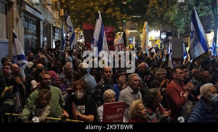 JÉRUSALEM, ISRAËL - 29 OCTOBRE : les Israéliens prennent part à un rassemblement commémoratif pour le Premier ministre Yitzhak Rabin, défunt Parti travailliste israélien, sur la place Sion, sur 29 octobre 2022, à Jérusalem, en Israël. La manifestation, qui a été qualifiée de rassemblement de « combats pour sa manière », a eu lieu avant les élections législatives et le 27th anniversaire de l'assassinat de Rabin la semaine prochaine. Crédit : Eddie Gerald/Alay Live News Banque D'Images