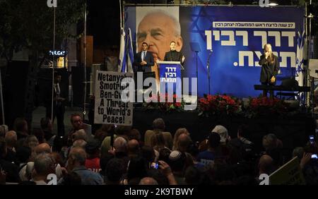 JÉRUSALEM, ISRAËL - 29 OCTOBRE : le chef du Parti travailliste et ministre des Transports Merav Michaeli prend la parole à l'occasion d'un rassemblement commémoratif du Premier ministre Yitzhak Rabin, qui a été organisé par le Parti travailliste israélien sur la place Sion, à 29 octobre 2022, à Jérusalem, en Israël. La manifestation, qui a été qualifiée de rassemblement de « combats pour sa manière », a eu lieu avant les élections législatives et le 27th anniversaire de l'assassinat de Rabin la semaine prochaine. Crédit : Eddie Gerald/Alay Live News Banque D'Images