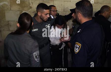 JÉRUSALEM, ISRAËL - OCTOBRE 29 : la police a détenu un jeune manifestant de droite au cours d'une manifestation tenue par des colons israéliens et des militants de droite, contre l'arrestation d'un colon juif, dans une affaire où le tribunal a imposé une interdiction de publication sur les détails de l'enquête, Devant le poste de police et le centre de détention, plus connu sous le nom de Compound russe sur 29 octobre 2022 à Jérusalem, Israël. La Cisjordanie a connu une augmentation des attaques des colons israéliens contre les Palestiniens ces dernières semaines. Crédit : Eddie Gerald/Alay Live News Banque D'Images