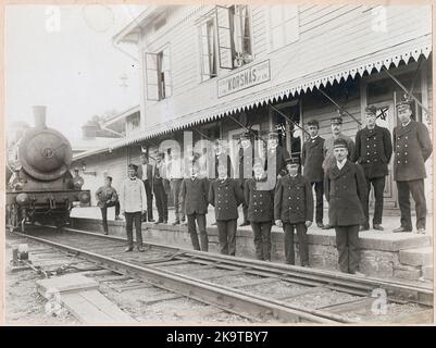 Gare de Korsnäs en 1911. Rangée arrière, deuxième homme de droite compté: Per Erik Andersson. Banque D'Images