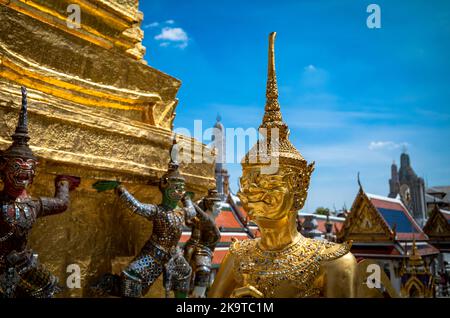 Les anciennes statues bouddhistes et les gardiens de temple à la Stupa d'Or (Phra si Ratana Chedi) à côté du Temple du Bouddha d'Émeraude, Bangkok. Banque D'Images