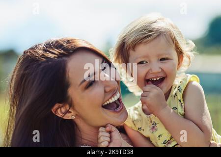 Ils partagent un lien si beau. Une mère liant avec sa petite fille à l'extérieur. Banque D'Images