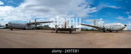 Vue panoramique de trois avions militaires exposés au Musée de l'air et de l'espace de Pima, y compris un C-47, un C-133 et un C-124 Banque D'Images