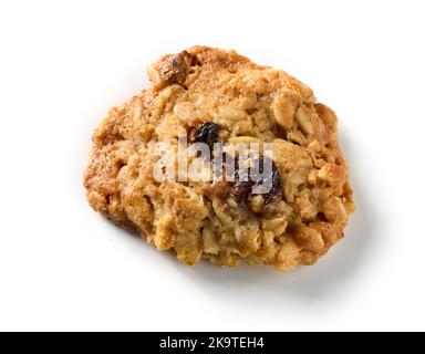 biscuit aux flocons d'avoine frais avec raisins secs isolés sur fond blanc, vue du dessus Banque D'Images