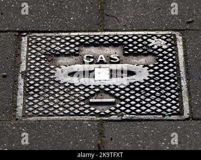 Berlin, Allemagne. 28th octobre 2022. La plaque de protection en fonte sur un chemin de pied pour le gaz. Crédit : Soeren Stache/dpa/Alay Live News Banque D'Images