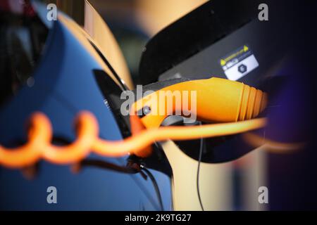 Berlin, Allemagne. 28th octobre 2022. Une voiture électrique est en cours de charge. Crédit : Soeren Stache/dpa/Alay Live News Banque D'Images